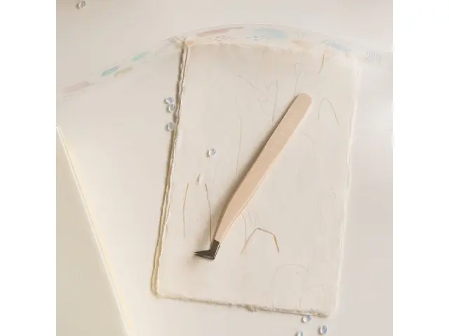 MU Sticker Tweezers: Multifunctional Tool for Collage Making