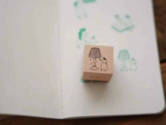 Ivy Snow Stamp - Desk Lamp