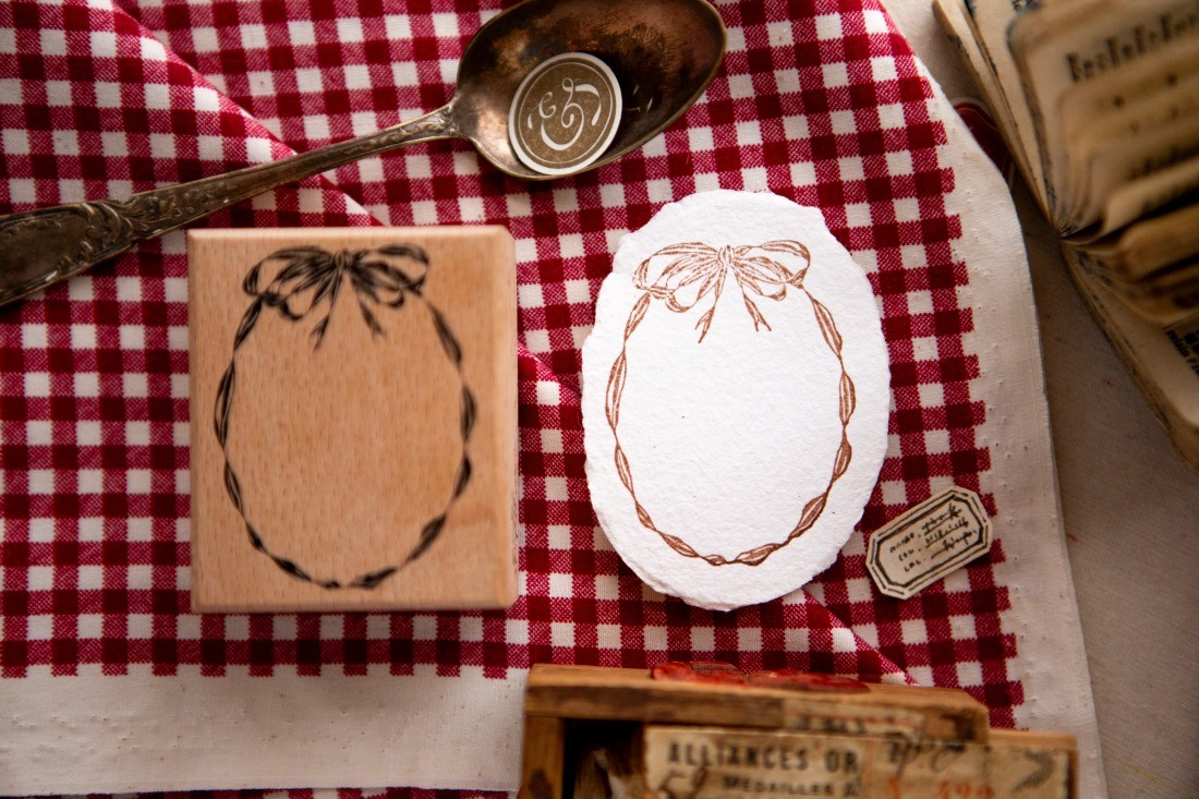 OURS Wooden Rubber Stamp - Oval Ribbon