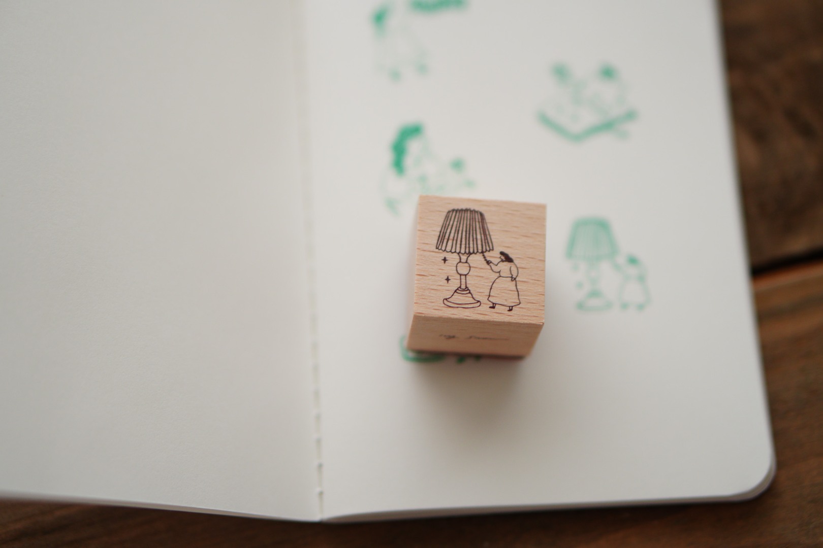 Ivy Snow Stamp - Desk Lamp